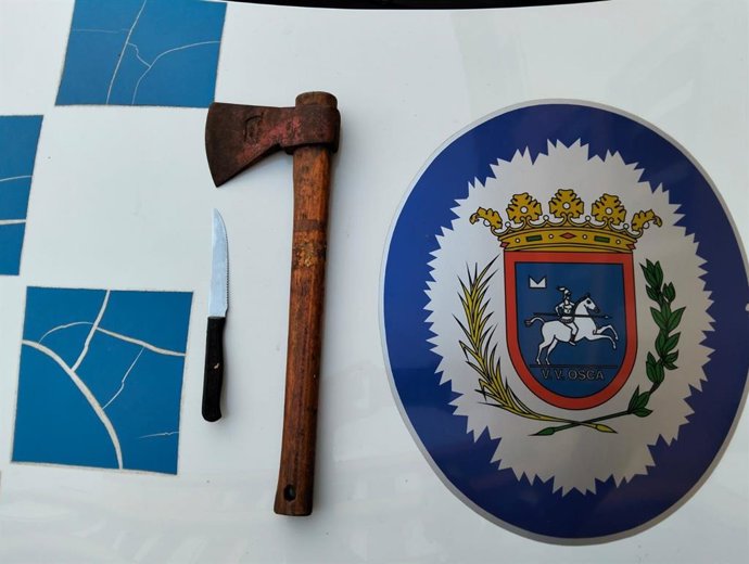 Hacha y cuchillo intervenidos a los dos sospechos de la agresión de esta pasada madrugada en la calle Padre Huesca de la capital altoaragonesa.