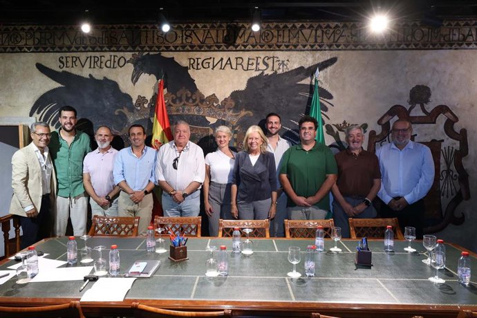 Imagen de la reunión entre la alcaldesa de Marbella, Ángeles Muñoz, con la nueva junta directiva de la Agrupación de Cofradías de la Ciudad.