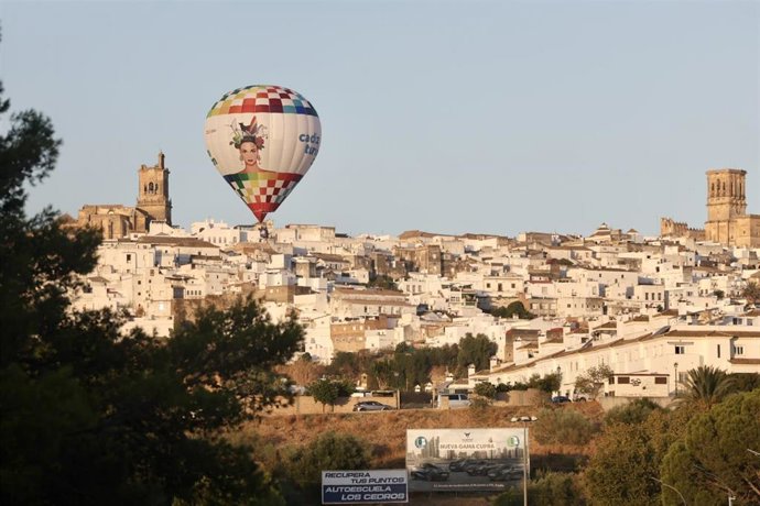 Archivo - Un globo del Patronato de Turismo de la Diputación de Cádiz sobrevolando Arcos de la Frontera.