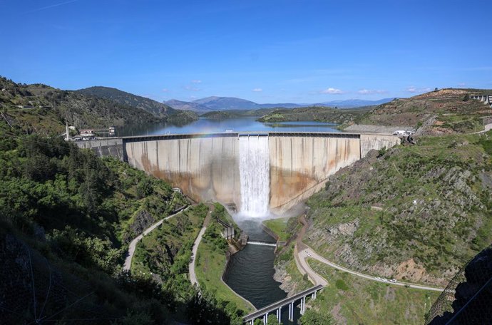Archivo - El embalse de El Atazar, a 20 de mayo de 2025, en Madrid (España). El encuentro se ha realizado con motivo del histórico desembalse del embalse por el aliviadero superior, tras alcanzar su máximo nivel de almacenamiento de 425 hectómetros cúbico