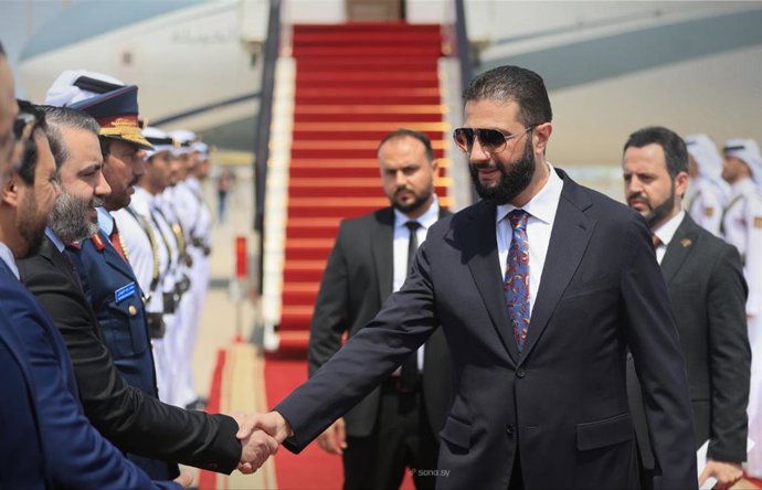 Archivo - September 15, 2025, Doha, Doha, Qatar: Syrian President Ahmed al-Shara meets with the Emir of Qatar, Tamim bin Hamad Al Thani, in Doha, Qatar, on September 15, 2025