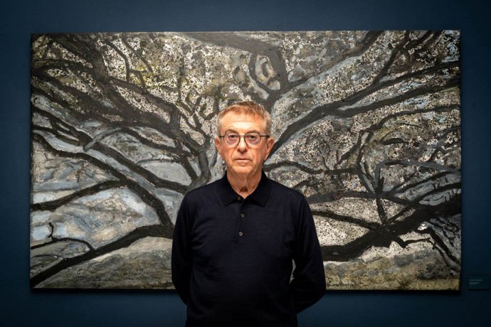 El artista, junto a una de sus obras.