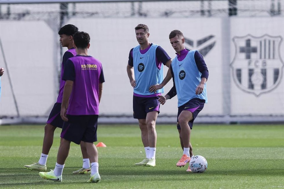 Los futbolistas del FC Barcelona Dani Olmo (derecha) y Robert Lewandowski, durante un entrenamiento.
