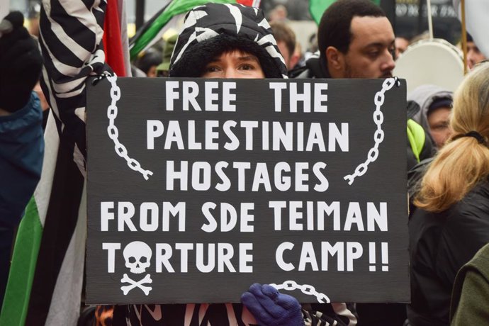 Archivo - January 18, 2025, London, England, UK: A protester holds a sign calling for the release of Palestinian hostages from Sde Teiman camp as thousands of people gather in Whitehall in support of Palestine ahead of the purported ceasefire between Isra