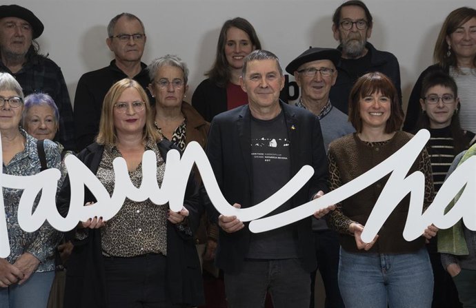 El secretario general de EH Bildu, Arnaldo Otegi (c), y la secretaria de Organización de EH Bildu, Sonia Jacinto (i), durante el acto celebrado este domingo en Vitoria-Gasteiz