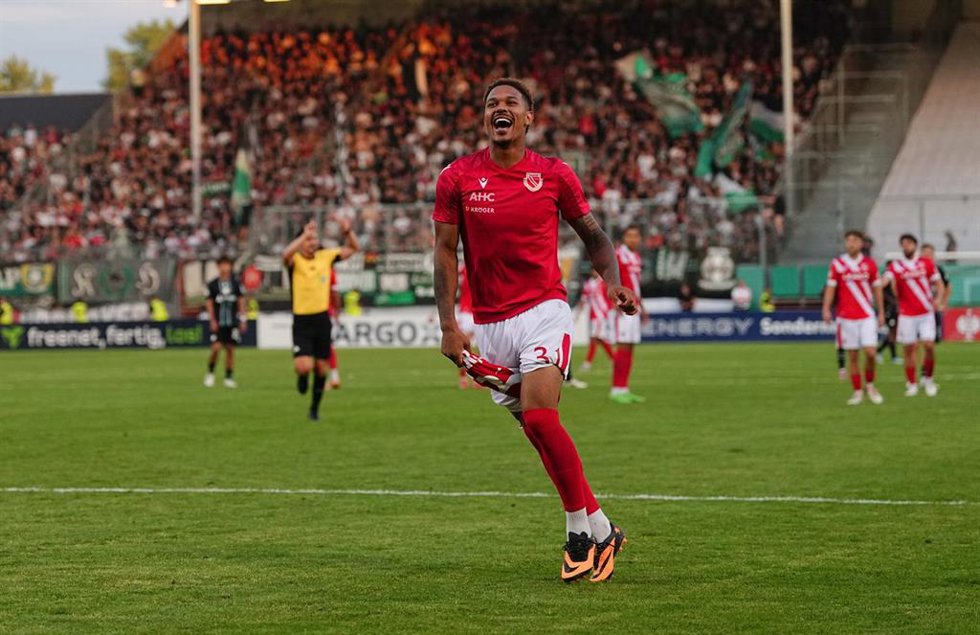Archivo - El futbolista Justin Butler (FC Energie Cottbus), en un amistoso.