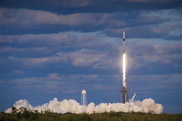 Archivo - April 8, 2024, Seoul, SOUTH KOREA: April 8, 2024-Seoul, South Korea-South Korea's second homegrown military surveillance satellite, aboard SpaceX's Falcon 9 rocket, lifts off from Kennedy Space Center in Florida on April 8, 2024. South Korea suc