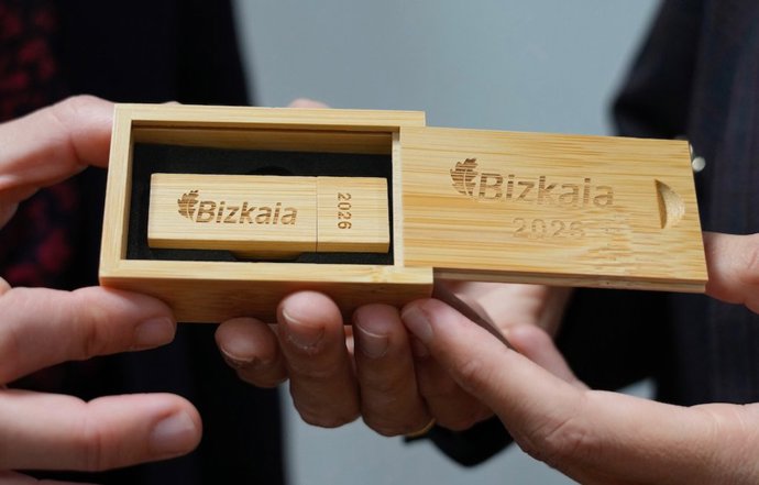 Momento de entrega del proyecto de presupuestos de Bizkaia en las Juntas Generales para iniciar su tramitación.