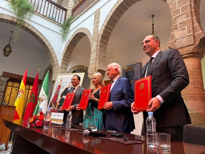 La consejera de Cultura y Deporte, Patricia del Pozo, y el consejero del Rey de Marruecos, André Azoulay, en la firma del acuerdo.