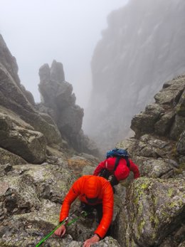 Rescatado un senderista de 32 años tras caer y quedarse enriscado en Guadarrama