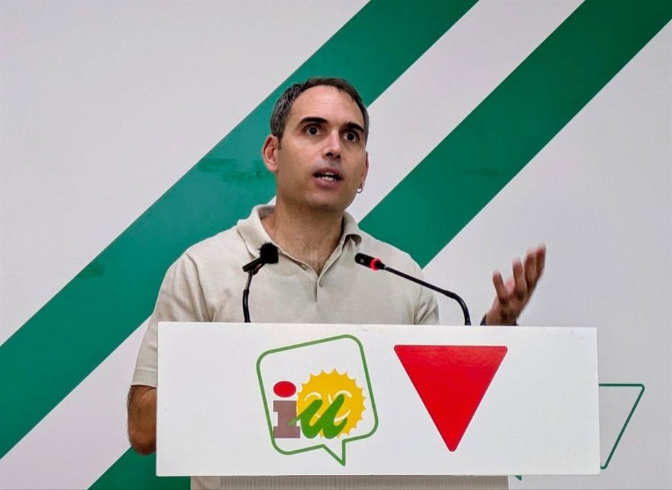El coordinador general de IU Andalucía y diputado en el Congreso, Toni Valero, en rueda de prensa en Málaga.