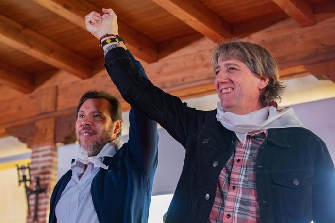 El ministro de Transportes y Movilidad Sostenible, Óscar Puente (i), y el secretario general del PSCyL, Carlos Martínez (d), participan en la Fiesta de La Rosa del PSOE, en el restaurante Royfe, a 2 de noviembre de 2025, en Candeleda, Ávila.