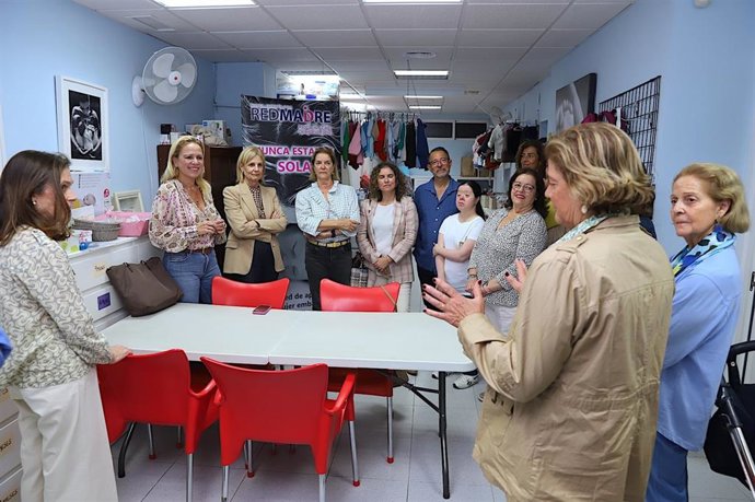 La alcaldesa de Jerez, María José García-Pelayo, en su visita a la Asociación Red Madre Jerez.