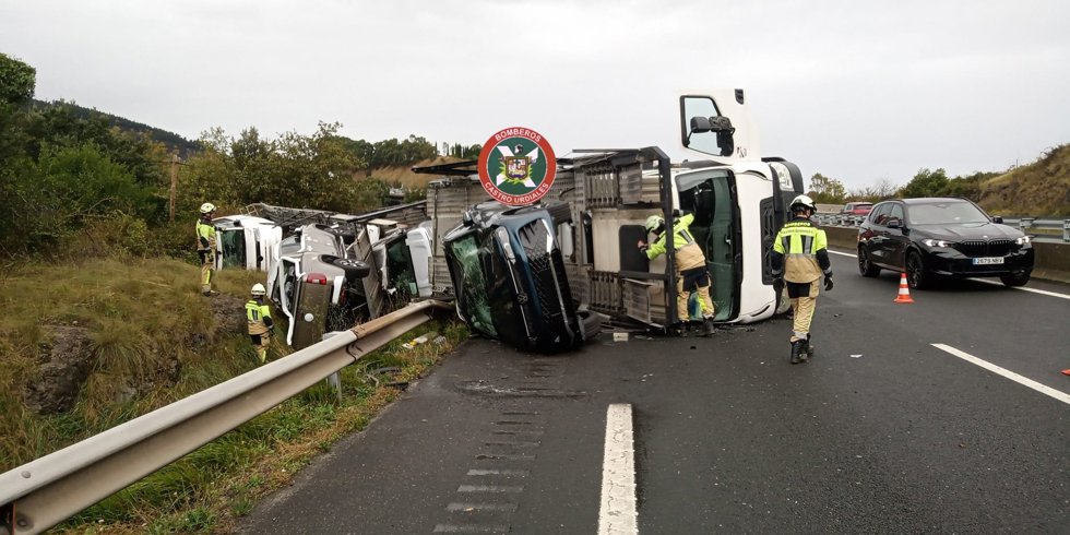 Camión volcado en la A-8