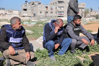 Archivo - Imagen de archivo de varios periodistas durante un funeral en Gaza.