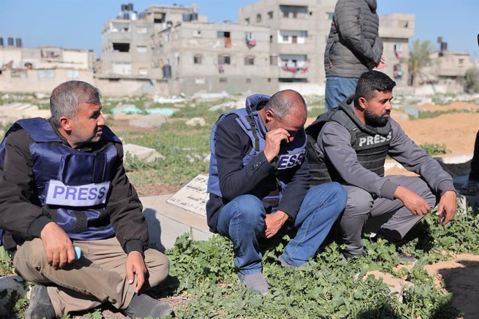 Archivo - Imagen de archivo de varios periodistas durante un funeral en Gaza.