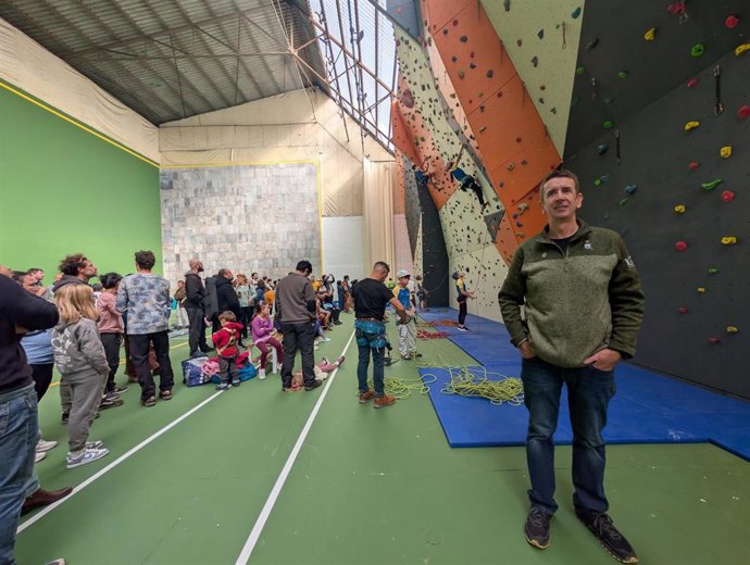 César Pina, frente al rocódromo inaugurado en Villaviciosa