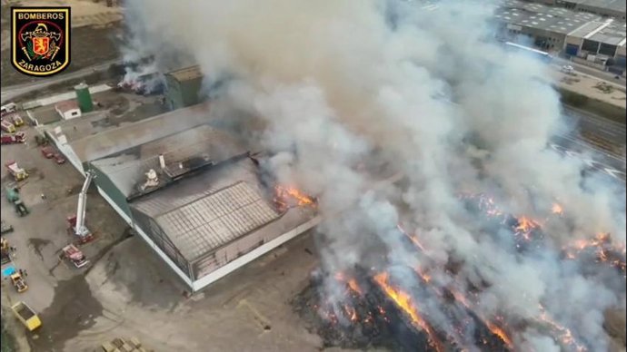 Imagen aérea del incendio que se ha iniciado este domingo en la  empresa Forrajes Pascual Sanz.