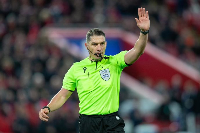 Archivo - Referee Istvan Kovacs during the UEFA Champions League, Round of 16, 1st leg football match between Liverpool and Real Madrid on 21 February 2023 at Anfield in Liverpool, England - Photo Ian Stephen / ProSportsImages / DPPI