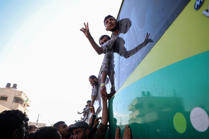 GAZA, Oct. 14, 2025  -- People welcome released Palestinian prisoners at Nasser Medical Complex in the southern city of Khan Younis, on Oct. 13, 2025. Hundreds of Palestinian prisoners released by Israel on Monday arrived in the Gaza Strip under a ceasefi