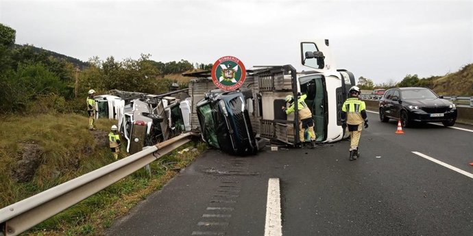 Camión volcado en la A-8