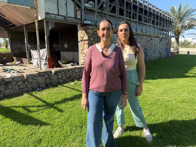 La portavoz de Vox en el Ayuntamiento de Córdoba, Paula Badanelli, acompañada por la concejal Marta León, en los aledaños del antiguo bar Fidias.