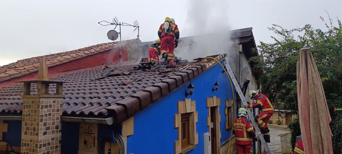 Bomberos extinguen el incendio de una vivienda en Villafufre