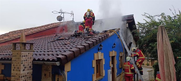 Bomberos extinguen el incendio de una vivienda en Villafufre