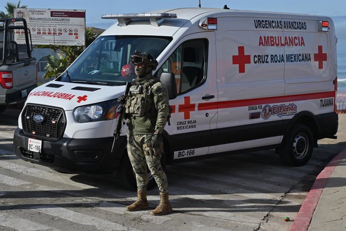 Archivo - February 5, 2025, Tijuana, Baja California, Mexico: A smuggler guiding migrants was rescued by Tijuana lifeguards at sea near the US-Mexico beach border in Tijuana, Mexico on Wednesday, February 05, 2025, after his jet ski was turned over and al