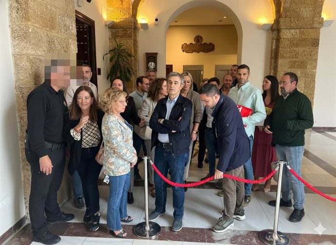 Alcaldes socialistas esperan tras el cordón sin poder asistir al Pleno de la Diputación de Cádiz.