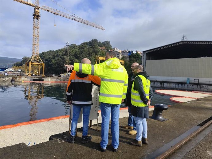 La Autoridad Portuaria de Vigo (APV) trabaja junto a los servicios de la Consellería do Mar y de Medio Ambiente para recoger el vertido de aceite de palma, a 2 de noviembre de 2025.