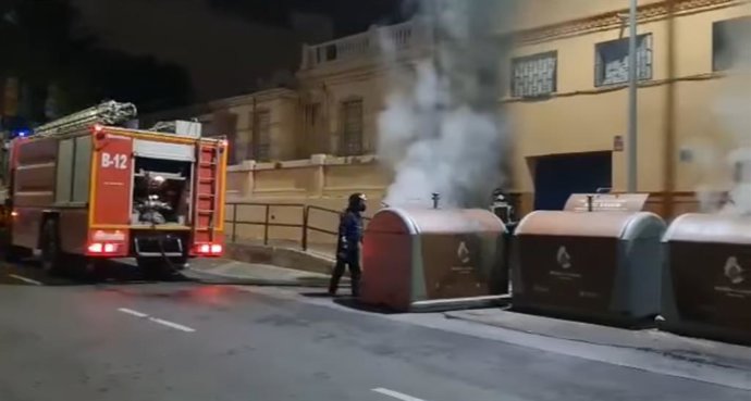 Imagen de los contenedores incendiados durante la noche de Halloween en Melilla.