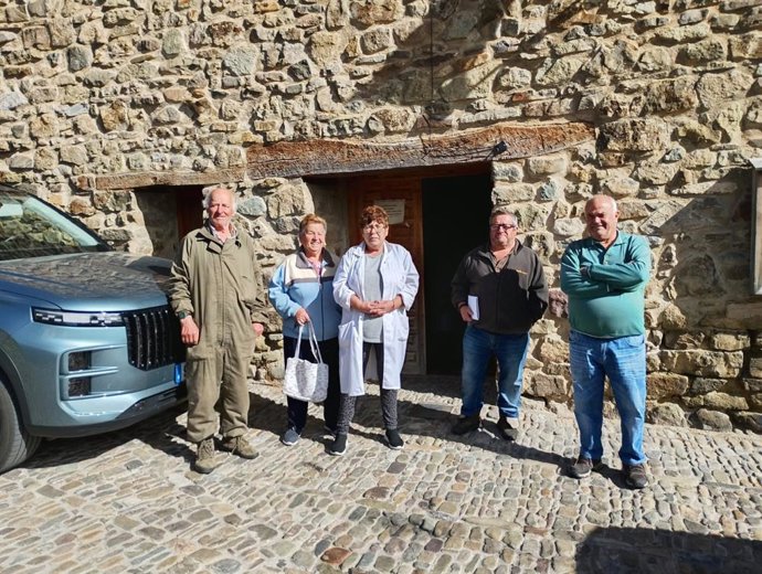 La concejal de Por La Rioja en San Román de Cameros,, Pilar San Cristóbal con vecinos y representantes municipales del Camero Viejo