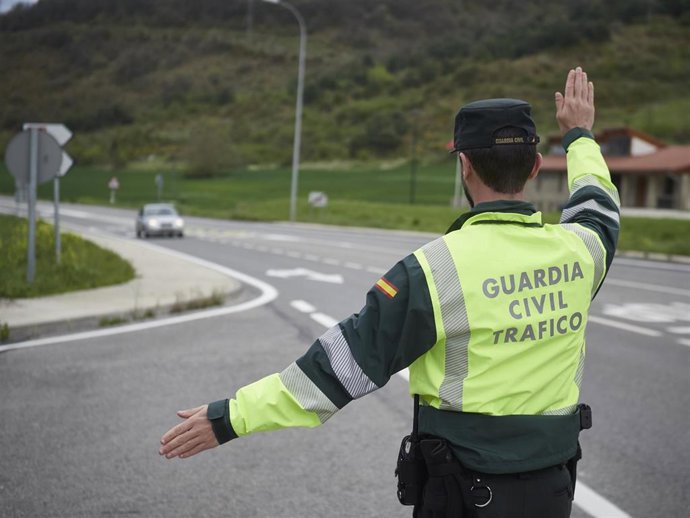 Archivo - Foto de archivo de un control de la Guardia Civil.