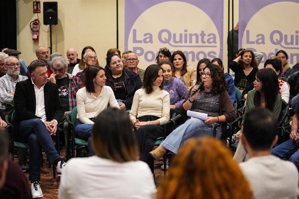 Archivo - La secretaria general de Podemos, Ione Belarra, (d) junto a la eurodiputada de Podemos, Irene Montero, (d) y la coordinadora de Podemos Andalucía, Raquel Martínez (d), en un acto en Sevilla (Foto de archivo).