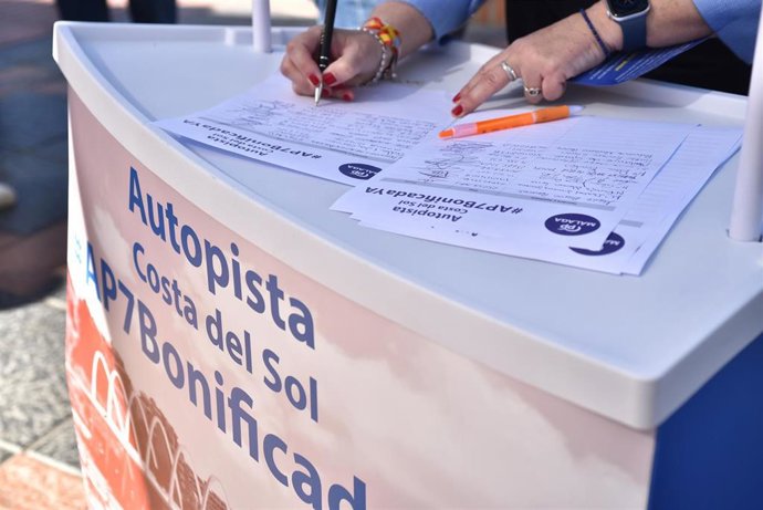Recogida de firmas en Mijas para la bonificación de la AP-7.
