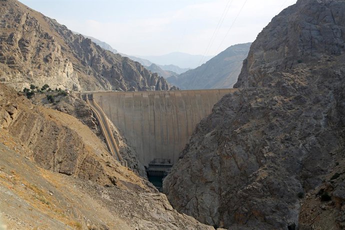 Archivo - TEHRAN, Aug. 12, 2025  -- This photo taken on July 29, 2025 shows a view of the Amir Kabir Dam on the outskirt of Tehran in Iran. Iran's President Masoud Pezeshkian on Sunday warned that parts of the country, including the capital Tehran, are fa