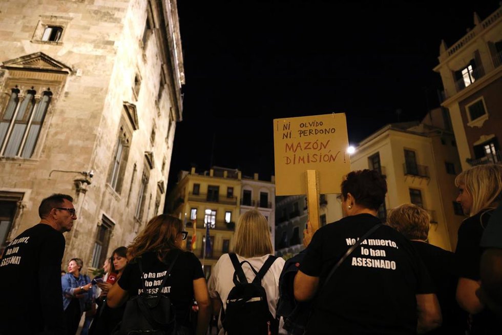 Familiares de víctimas de la dana se concentran ante el Palau de la Generalitat