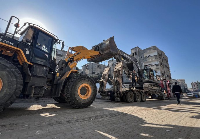 October 28, 2025, Nusairat, Gaza Strip, Palestinian Territory: Egyptian Committee teams and members of Hamas military wing, al-Qassam Brigades take part in the search operations for the remains of Israeli hostages in the area where Israel carried out the 