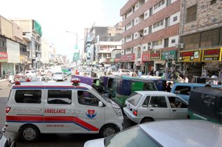 Archivo - March 29, 2025, Pakistan: PESHAWAR, PAKISTAN, MAR 29: A large numbers of vehicles stuck in traffic jam due to .negligence of traffic police staffs and illegal parking, and large numbers of people gather for Eid .shopping ahead of Eid-ul-Fitar du