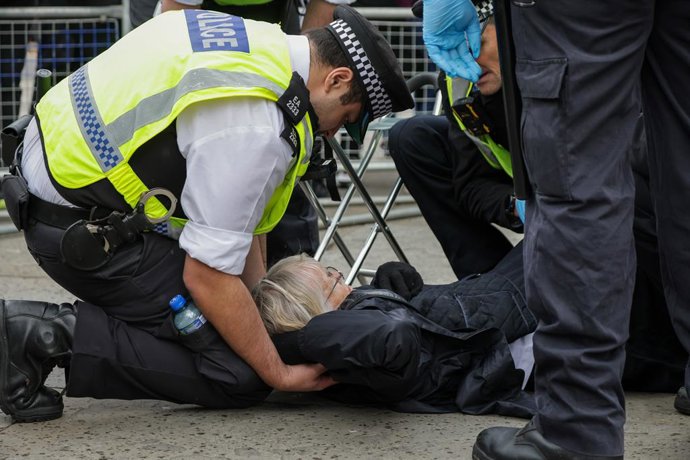 October 4, 2025, London, London, UK: London, UK. Police officers detain a supporter of the Palestine Action group, who appears to be in distress, and place her on the ground in Trafalgar Square, London, during a mass 'Lift the Ban' protest. The demonstrat