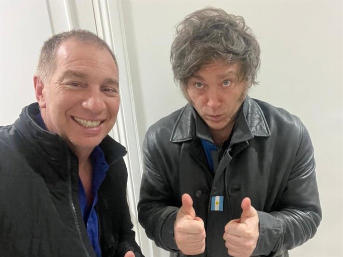 O novo ministro do Interior da Argentina, Diego Santilli, com o presidente do país, Javier Milei, em uma imagem publicada em sua conta no X para agradecer ao presidente por sua nomeação.