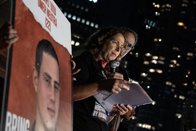 Archivo - Arquivo - 1º de setembro de 2024, Nova York, Nova York, Estados Unidos: Orna Neutra fala com Ronan Neutra ao seu lado, pais de Omer Neutra, mantido em cativeiro pelo Hamas, em um comício e serviço memorial para os 6 reféns que foram sequestrados