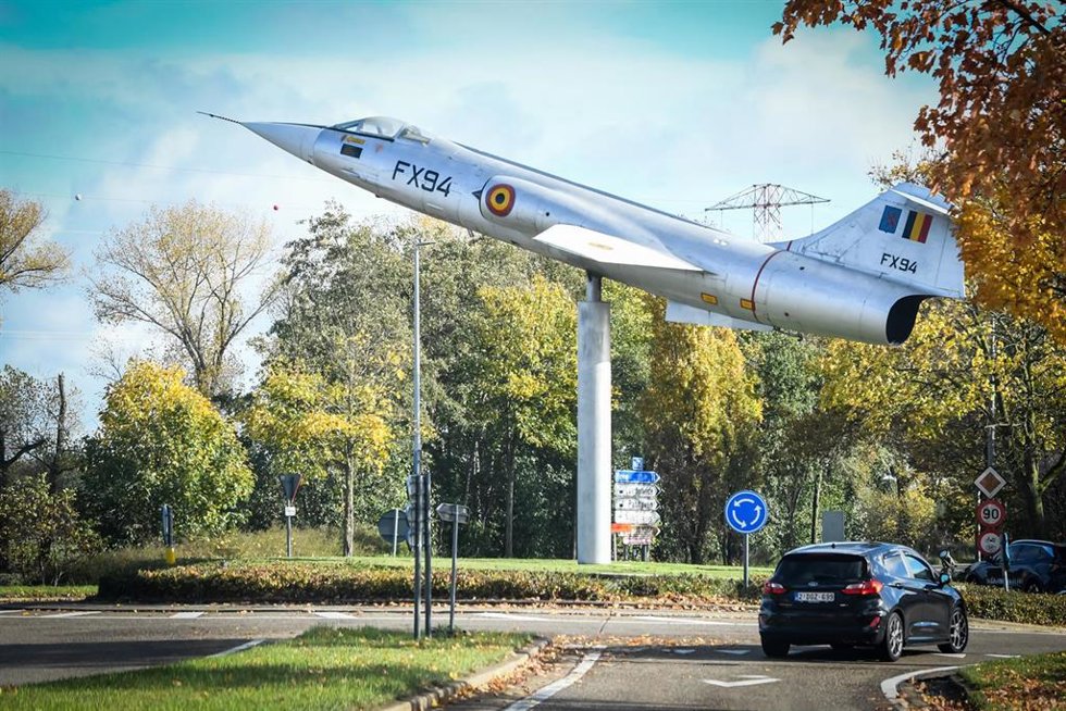 Un avión F-104G Starfighter en una rotonda cerca de la base militar Kleine Brogel, en Peer, Bélgica.