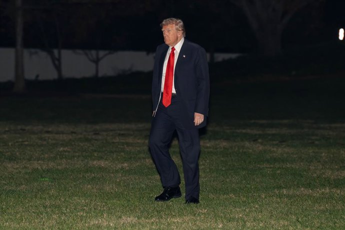 2 de novembro de 2025, Washington, Distrito de Columbia, EUA: O presidente DONALD TRUMP caminha do Marine One até o pórtico sul da Casa Branca após retornar de um fim de semana na Flórida.