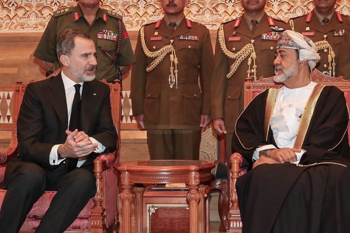Archivo - HANDOUT - 14 January 2020, Oman, Muscat: King Felipe VI of Spain (L) meets with Oman's newly sworn-in Sultan Haitham bin Tariq Al Said to extend condolences on the death of Sultan Qaboos bin Said al Said. Photo: -/Royal Household of Spain/dpa - 