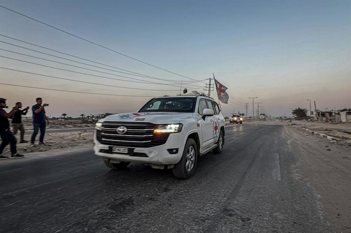 30 de outubro de 2025, Cidade de Gaza, Faixa de Gaza, Território Palestino: A Cruz Vermelha transporta o corpo de um refém falecido, que estava preso em Gaza desde o ataque mortal de 7 de outubro de 2023 contra Israel pelo Hamas, depois de ter sido entreg