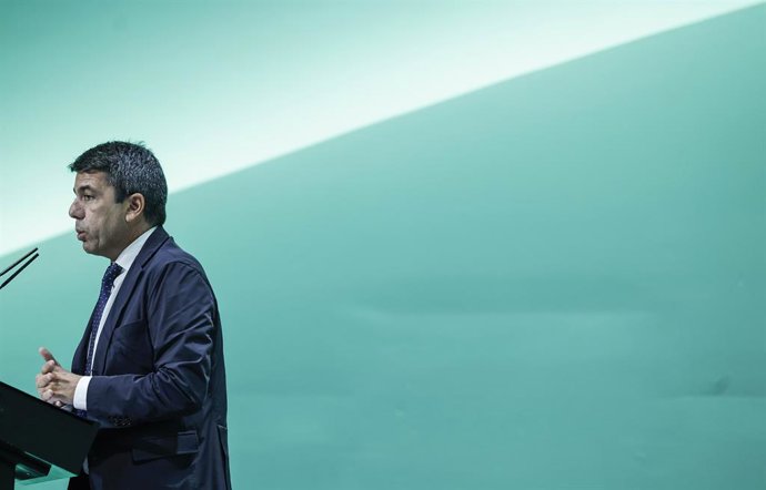 O Presidente do Governo Regional de Valência, Carlos Mazón, durante a abertura do Congresso de Cooperativas Agroalimentares da Região de Valência, no Museu de Ciências Príncipe Felipe, em 30 de outubro de 2025, em Valência, Região de Valência.