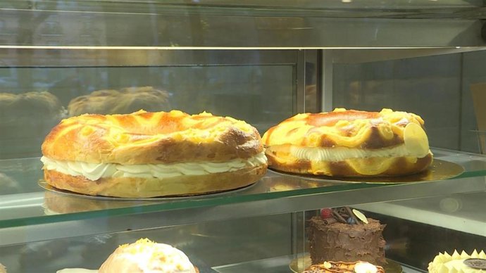 Archivo - La 'Corona de La Almudena', dulce típico entre los madrileños en el día de la patrona de la capital.