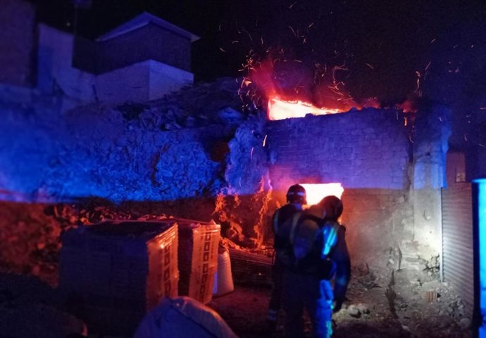 Atienden a un hombre tras inhalar humo en el incendio de una vivienda en Lorca (Murcia)